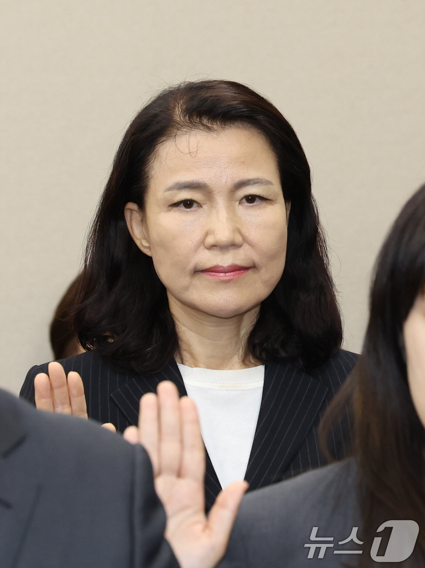 본문 이미지 - 이진숙 전 방송통신위원장이 14일 서울 여의도 국회에서 열린 과학기술정보방송통신위원회 방송통신위원회 등에 대한 국정감사에 출석해 증인선서하고 있다. 2025.10.14/뉴스1 ⓒ News1 이승배 기자