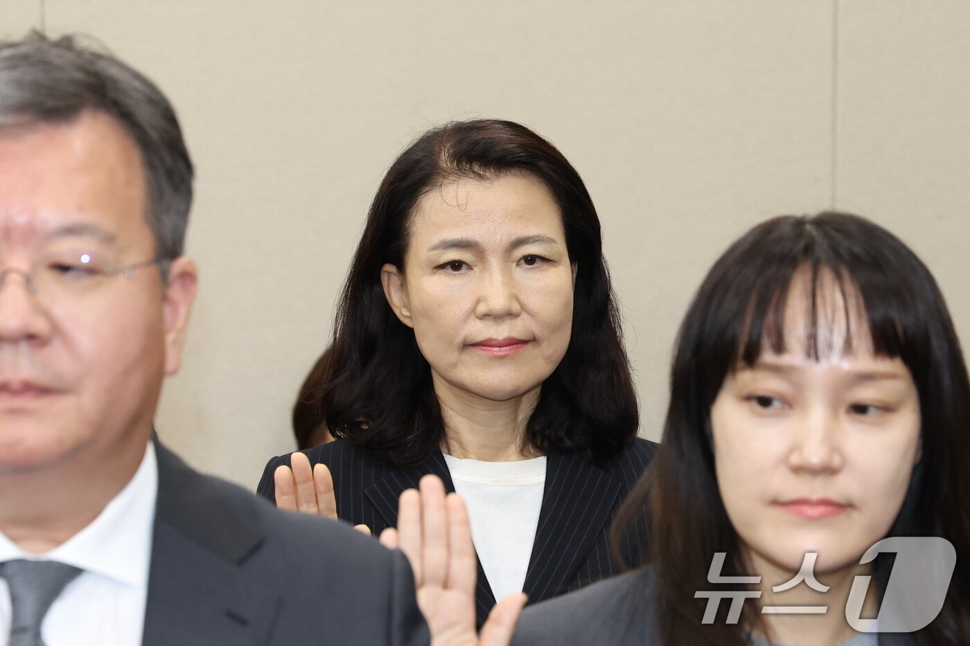 본문 이미지 - 이진숙 전 방송통신위원장이 14일 서울 여의도 국회에서 열린 과학기술정보방송통신위원회 방송통신위원회 등에 대한 국정감사에 출석해 증인선서하고 있다. 2025.10.14/뉴스1 ⓒ News1 이승배 기자