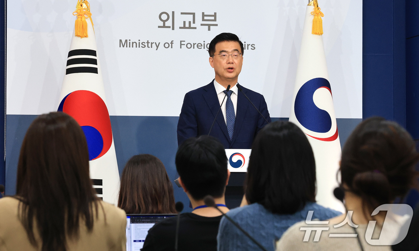 (서울=뉴스1) 임세영 기자 = 이재웅 외교부 대변인이 14일 서울 종로구 외교부 청사에서 열린 정례 브리핑에서 캄보디아 취업을 미끼로 한 한국인 납치·감금·폭행 사건 관련 질문에 …