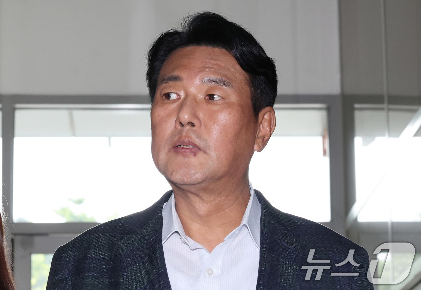 (서울=뉴스1) 박지혜 기자 = 김태효 전 국가안보실 1차장이 14일 서울 서초구 순직해병 특검 사무실에 피의자 신분으로 조사를 받기 위해 출석하고 있다. 2025.10.14/뉴스 …