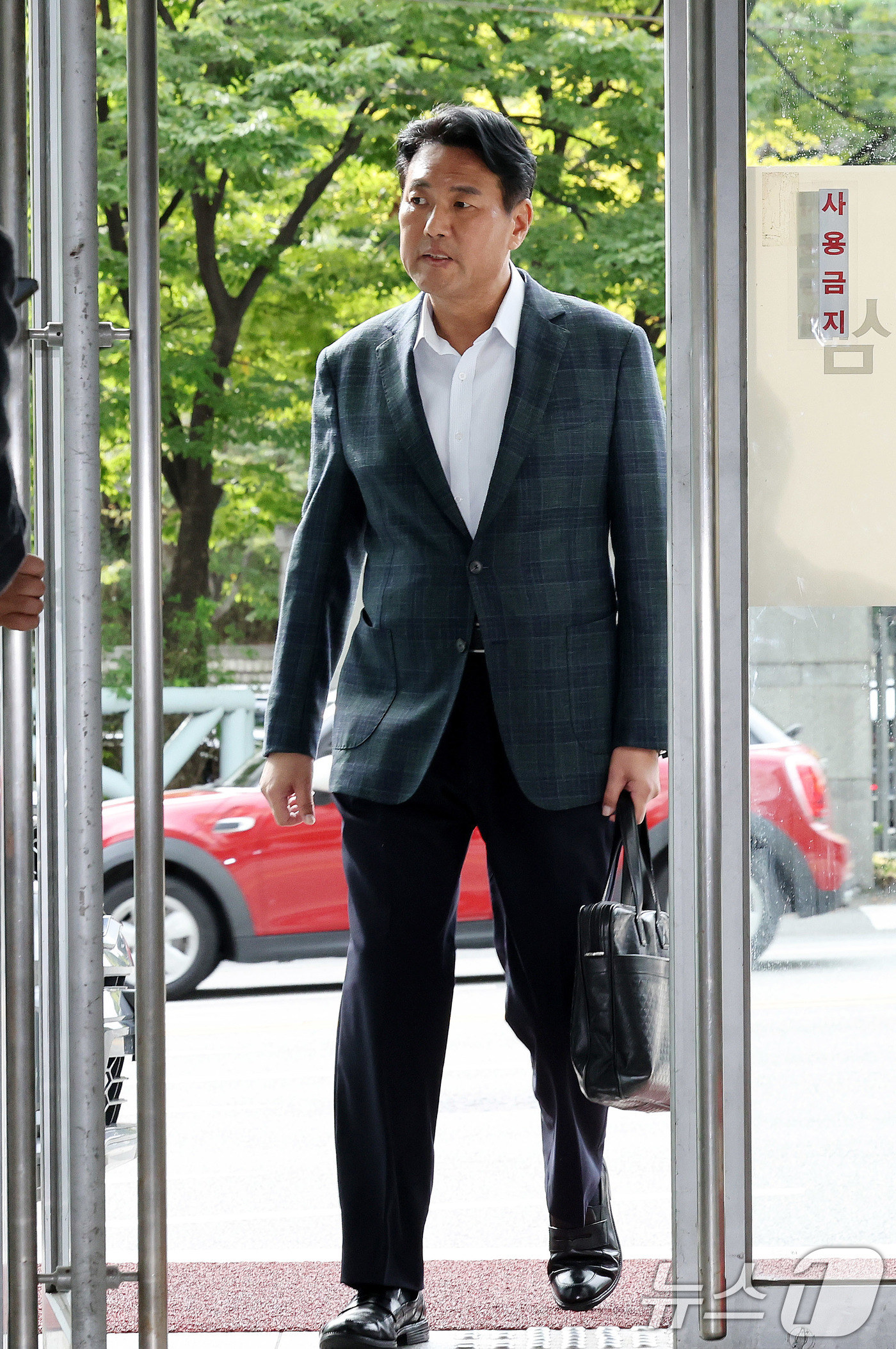 (서울=뉴스1) 박지혜 기자 = 김태효 전 국가안보실 1차장이 14일 서울 서초구 순직해병 특검 사무실에 피의자 신분으로 조사를 받기 위해 출석하고 있다. 2025.10.14/뉴스 …