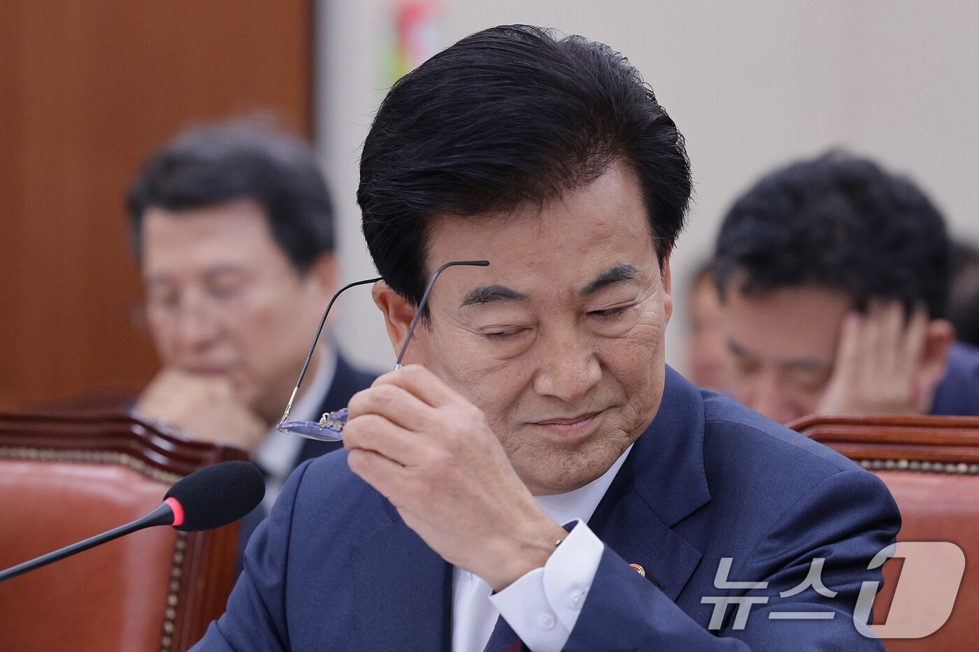 본문 이미지 - 정동영 통일부 장관이 14일 서울 여의도 국회 외교통일위원회에서 열린 통일부 등에 대한 국정감사에서 안경을 벗고 있다. 2025.10.14/뉴스1 ⓒ News1 신웅수 기자