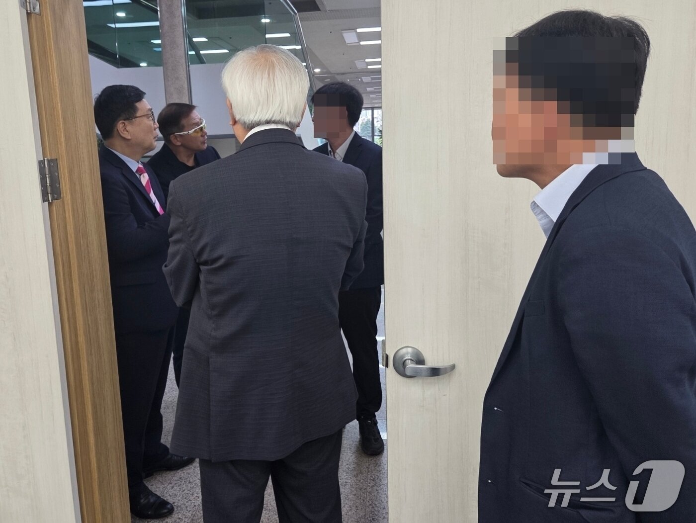 본문 이미지 - 14일 오전 양평군 공무원 추모 기자회견에 앞서 부산시와 추모준비위원회 측이 분향소 설치를 두고 실랑이를 벌이고고 있다. 2025.10.4/뉴스1 ⓒ News1 김태형 기자