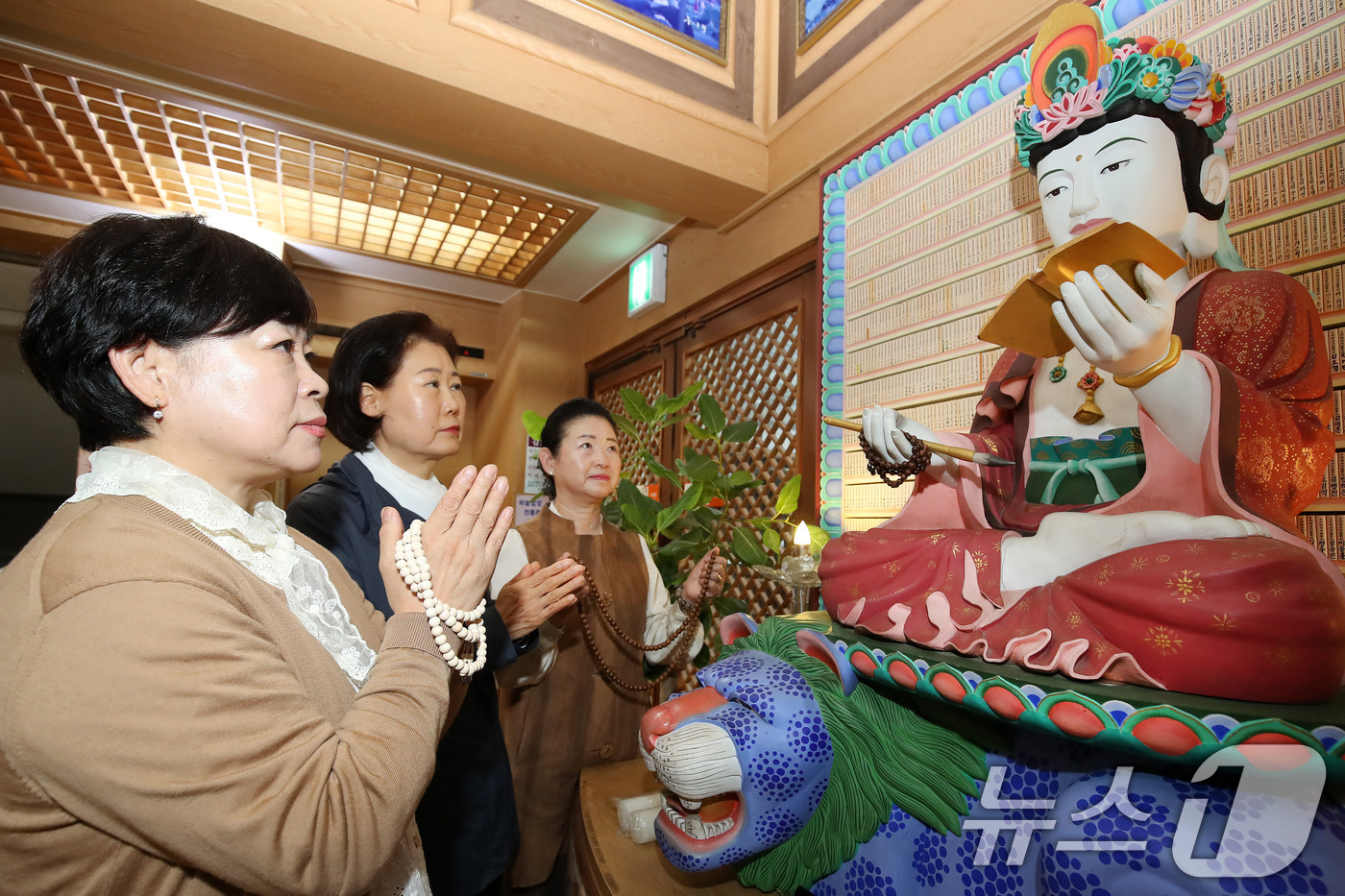 (대구=뉴스1) 공정식 기자 = 2026학년도 대학수학능력시험(11월 13일)이 30일 앞으로 다가온 14일 오후 대구 남구 한국불교대학 大관음사에서 수험생 자녀를 둔 학부모가 자 …