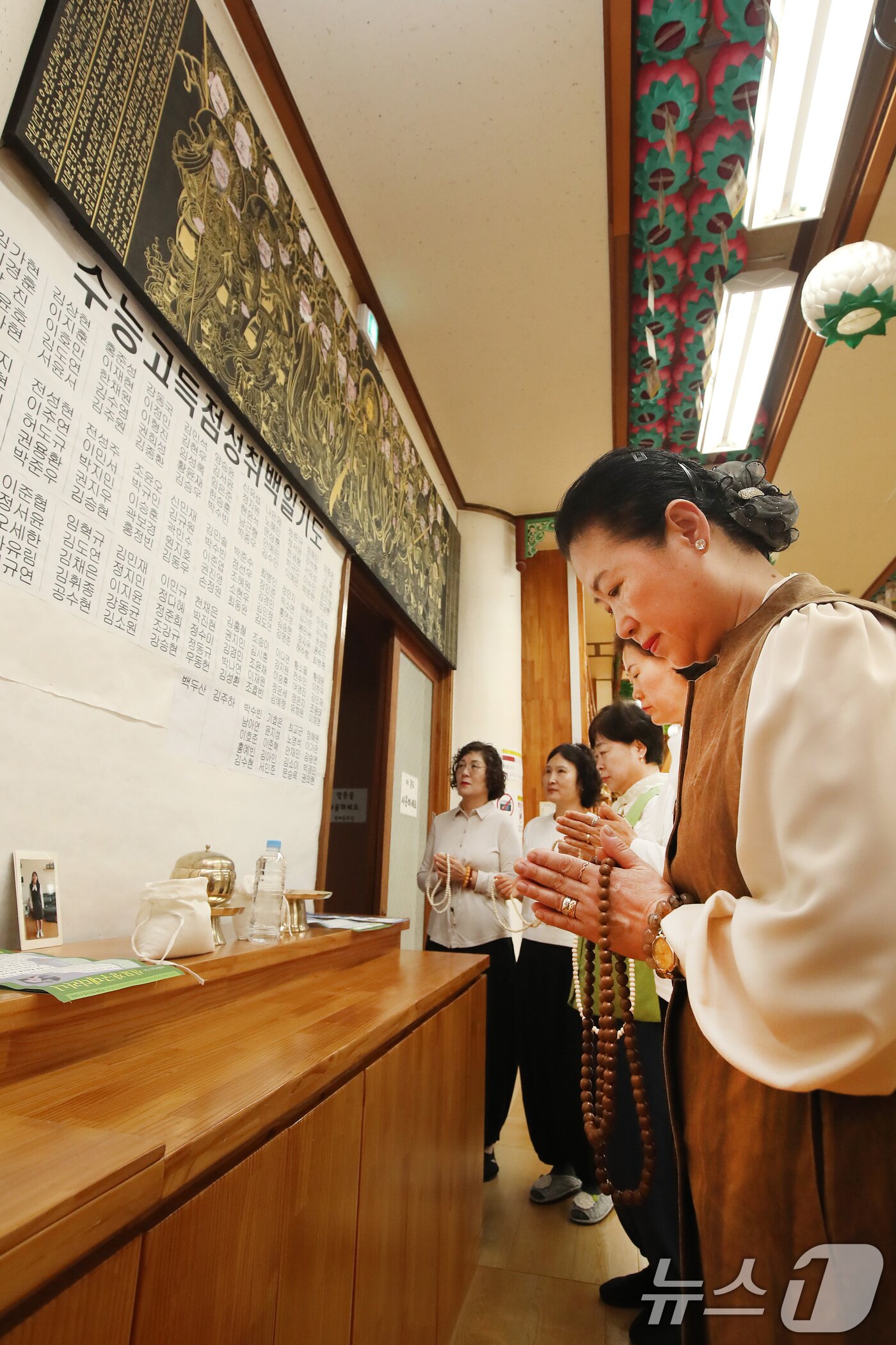 본문 이미지 - 2026학년도 대학수학능력시험&#40;11월 13일&#41;이 30일 앞으로 다가온 14일 오후 대구 남구 한국불교대학 大관음사에서 수험생 자녀를 둔 학부모가 자녀의 수능 고득점을 기원하는 기도를 올리고 있다.  2025.10.14/뉴스1 ⓒ News1 공정식 기자