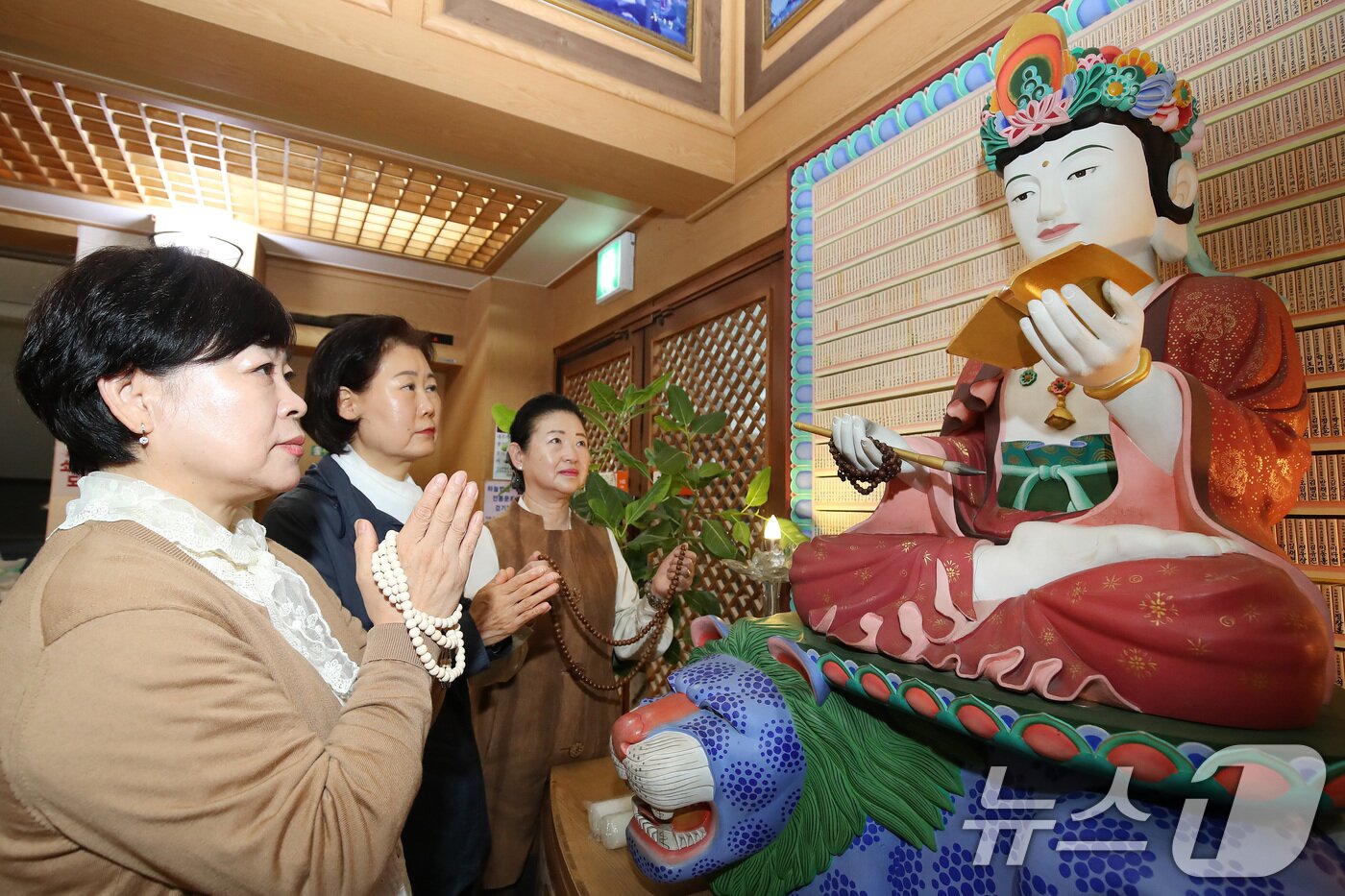 본문 이미지 - 2026학년도 대학수학능력시험&#40;11월 13일&#41;이 30일 앞으로 다가온 14일 오후 대구 남구 한국불교대학 大관음사에서 수험생 자녀를 둔 학부모가 자녀의 수능 고득점을 기원하는 기도를 올리고 있다. 2025.10.14/뉴스1 ⓒ News1 공정식 기자