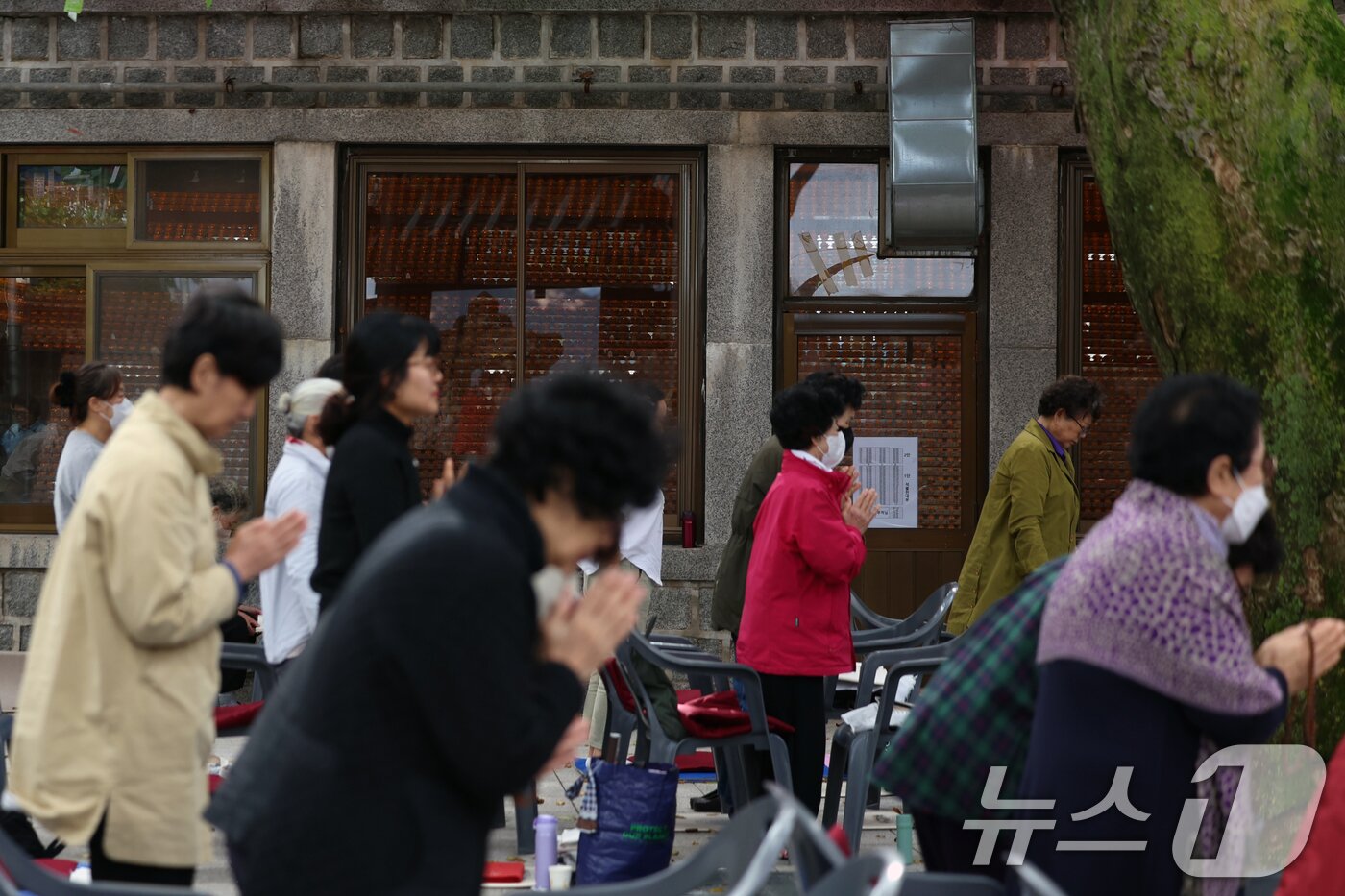본문 이미지 - 2026학년도 대학수학능력시험을 30일 앞둔 14일 오후 서울 강북구 삼각산 도선사에서 학부모들이 불자들이 자녀의 학업 성취를 기원하며 기도하고 있다. 2025.10.14/뉴스1 ⓒ News1 황기선 기자