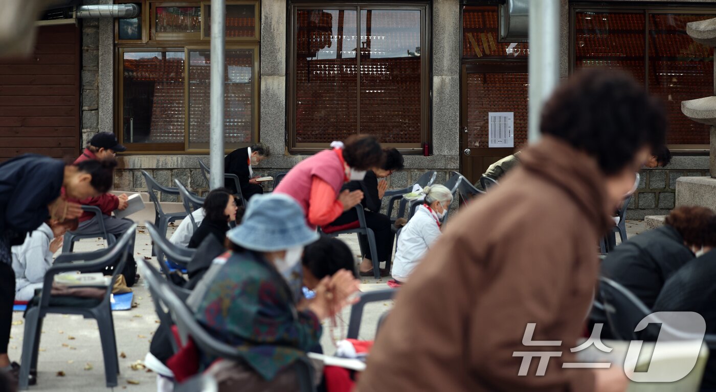 본문 이미지 - 2026학년도 대학수학능력시험을 30일 앞둔 14일 오후 서울 강북구 삼각산 도선사에서 학부모들이 불자들이 자녀의 학업 성취를 기원하며 기도하고 있다. 2025.10.14/뉴스1 ⓒ News1 황기선 기자