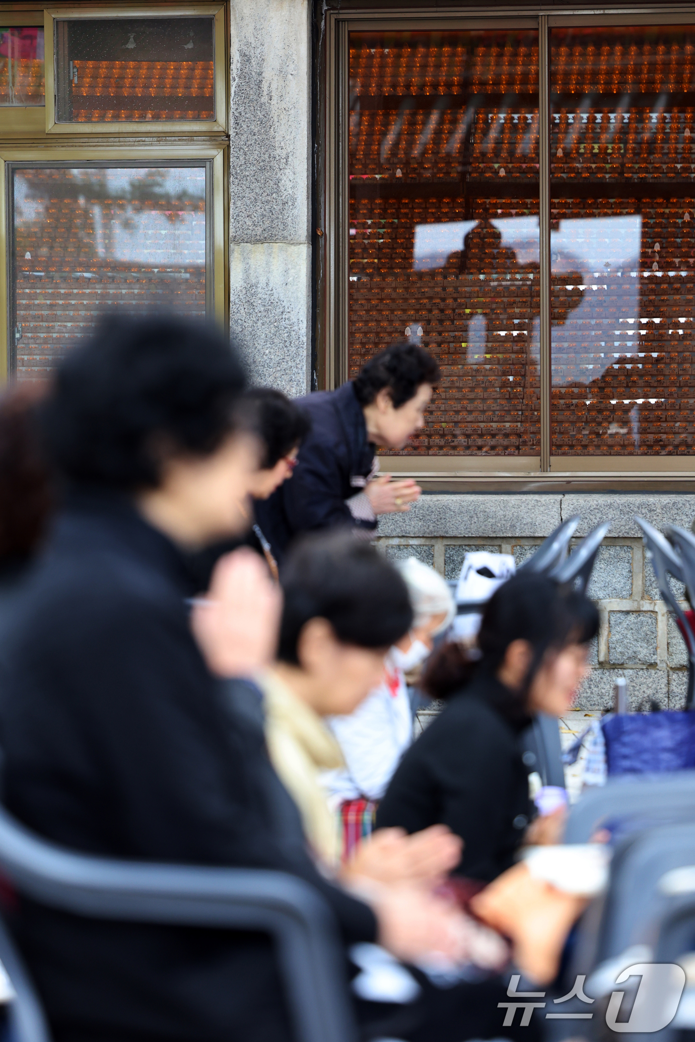 (서울=뉴스1) 황기선 기자 = 2026학년도 대학수학능력시험을 30일  앞둔 14일 오후 서울 강북구 삼각산 도선사에서 학부모들이 불자들이 자녀의 학업 성취를 기원하며 기도하고 …