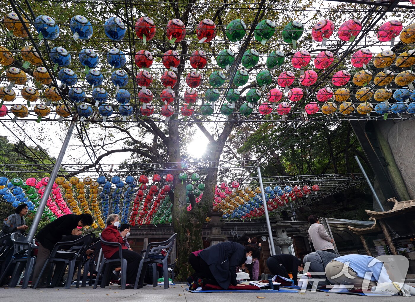 본문 이미지 - 2026학년도 대학수학능력시험을 30일 앞둔 14일 오후 서울 강북구 삼각산 도선사에서 학부모들이 불자들이 자녀의 학업 성취를 기원하며 기도하고 있다. 2025.10.14/뉴스1 ⓒ News1 황기선 기자