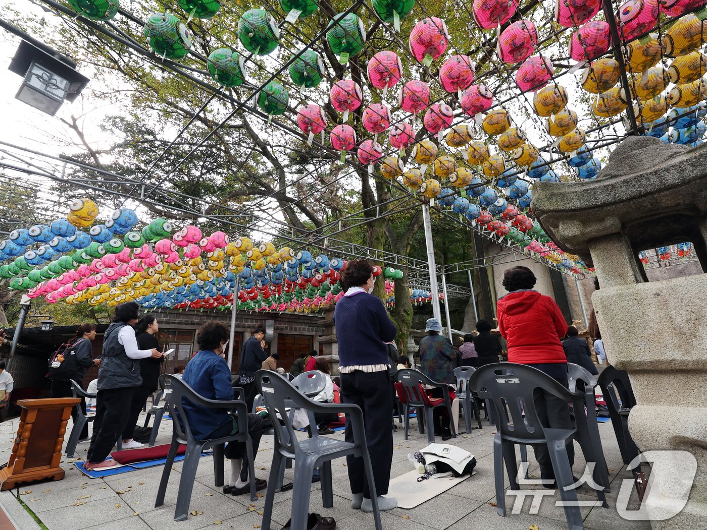 본문 이미지 - 2026학년도 대학수학능력시험을 30일 앞둔 14일 오후 서울 강북구 삼각산 도선사에서 학부모들이 불자들이 자녀의 학업 성취를 기원하며 기도하고 있다. 2025.10.14/뉴스1 ⓒ News1 황기선 기자