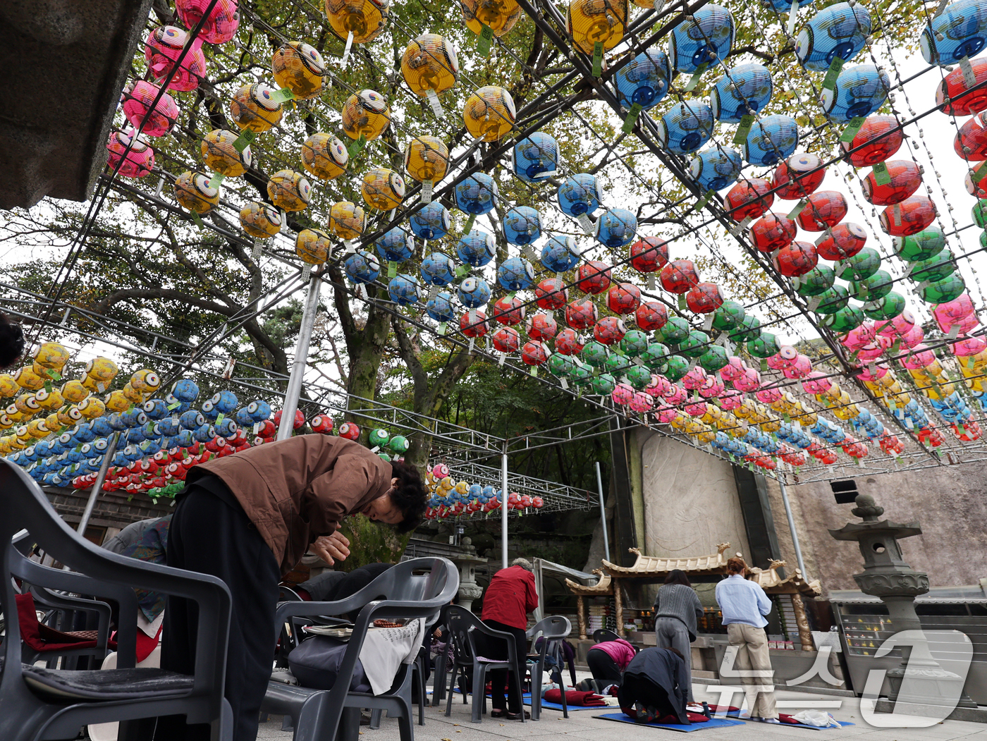 (서울=뉴스1) 황기선 기자 = 2026학년도 대학수학능력시험을 30일  앞둔 14일 오후 서울 강북구 삼각산 도선사에서 학부모들이 불자들이 자녀의 학업 성취를 기원하며 기도하고 …