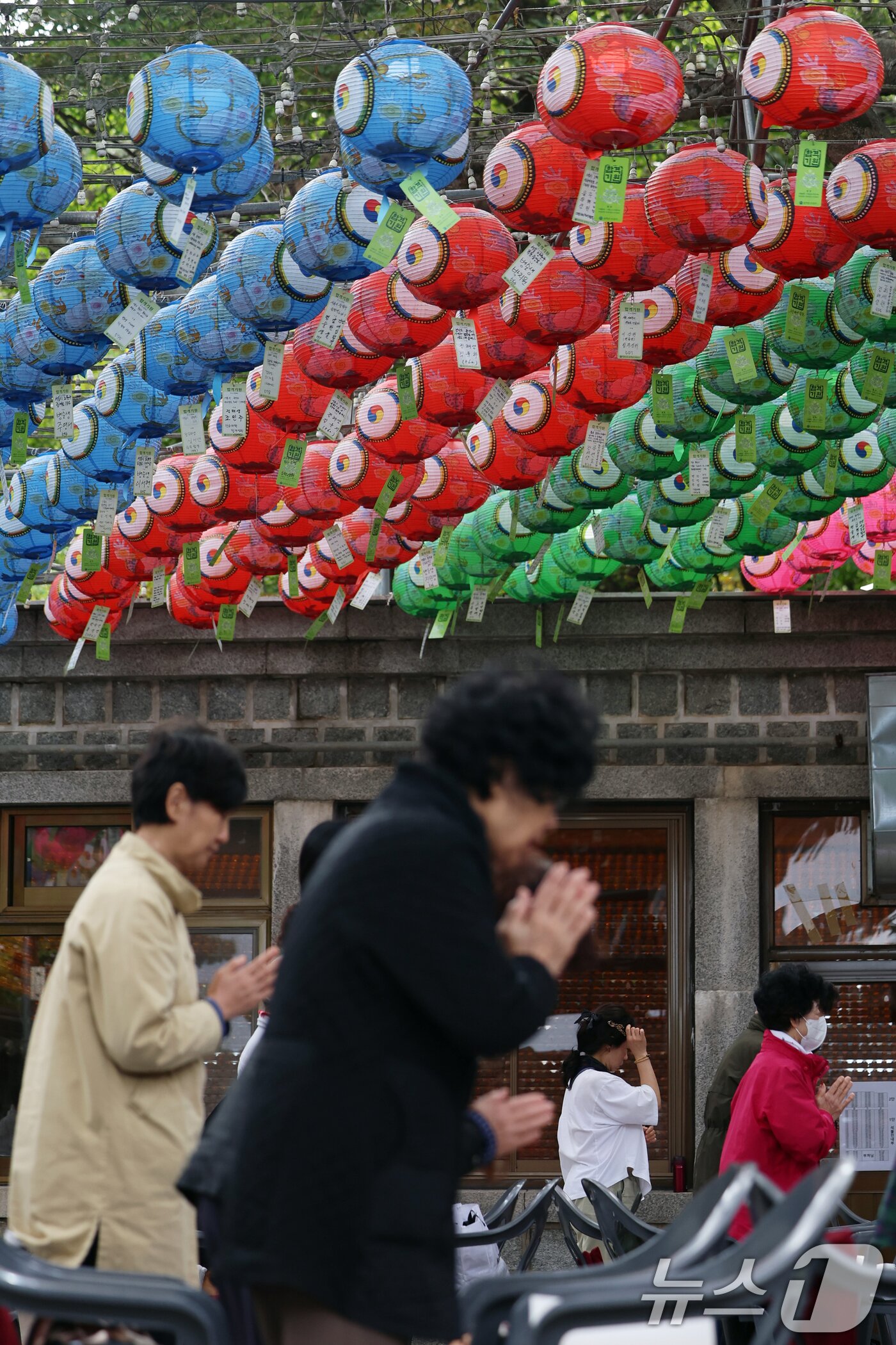 본문 이미지 - 2026학년도 대학수학능력시험을 30일 앞둔 14일 오후 서울 강북구 삼각산 도선사에서 학부모들이 불자들이 자녀의 학업 성취를 기원하며 기도하고 있다. 2025.10.14/뉴스1 ⓒ News1 황기선 기자