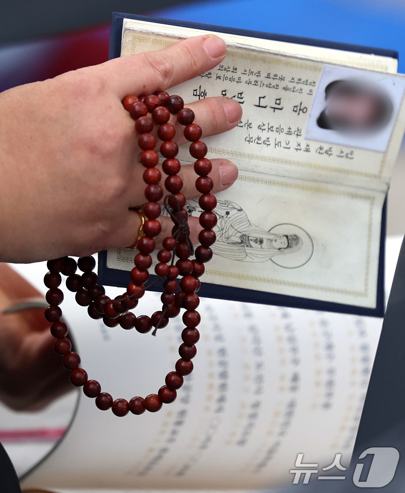 (서울=뉴스1) 황기선 기자 = 2026학년도 대학수학능력시험을 30일  앞둔 14일 오후 서울 강북구 삼각산 도선사에서 학부모들이 불자들이 자녀의 학업 성취를 기원하며 기도하고 …