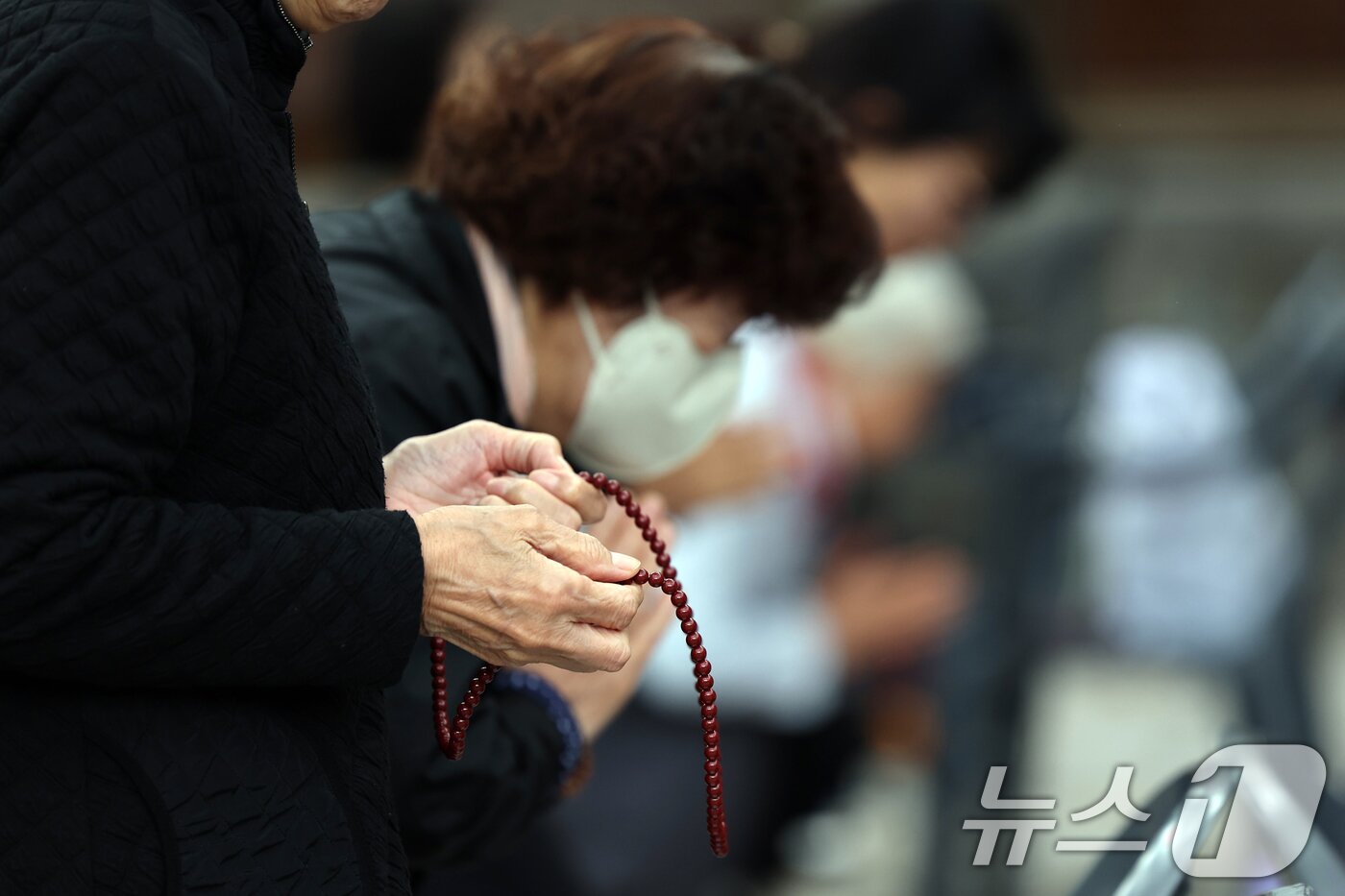 본문 이미지 - 2026학년도 대학수학능력시험을 30일 앞둔 14일 오후 서울 강북구 삼각산 도선사에서 학부모들이 불자들이 자녀의 학업 성취를 기원하며 기도하고 있다. 2025.10.14/뉴스1 ⓒ News1 황기선 기자