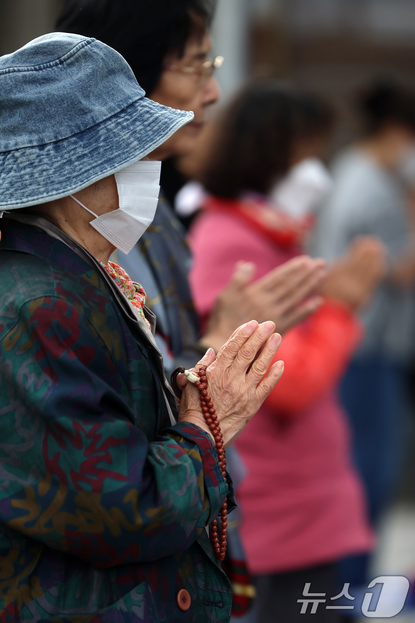 (서울=뉴스1) 황기선 기자 = 2026학년도 대학수학능력시험을 30일  앞둔 14일 오후 서울 강북구 삼각산 도선사에서 학부모들이 불자들이 자녀의 학업 성취를 기원하며 기도하고 …