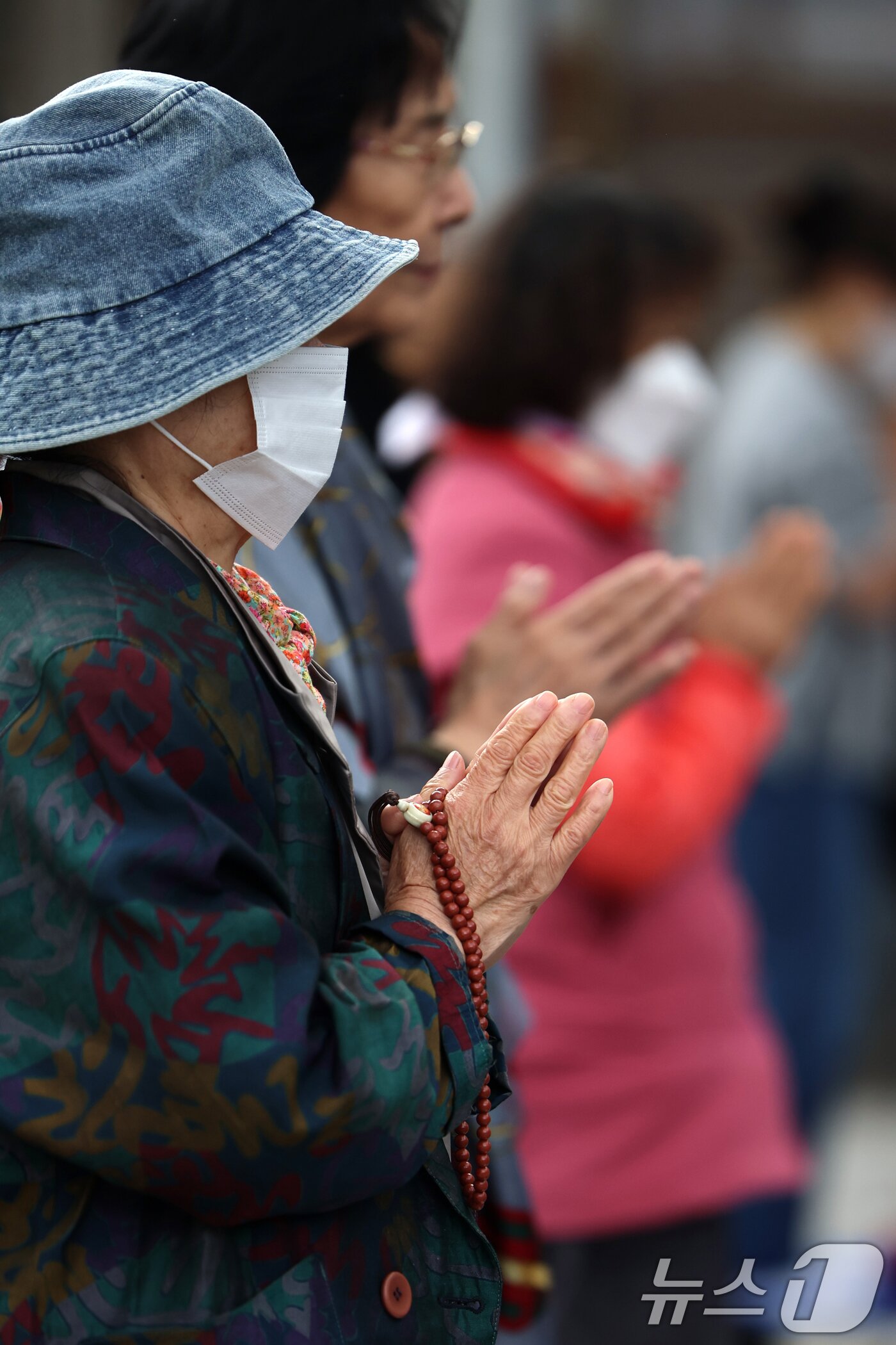 본문 이미지 - 2026학년도 대학수학능력시험을 30일 앞둔 14일 오후 서울 강북구 삼각산 도선사에서 학부모들이 불자들이 자녀의 학업 성취를 기원하며 기도하고 있다. 2025.10.14/뉴스1 ⓒ News1 황기선 기자