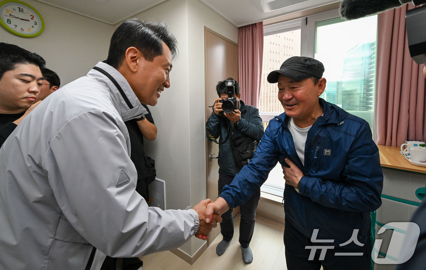 (서울=뉴스1) 안은나 기자 = 오세훈 서울시장이 14일 오후 서울 중구 남대문 쪽방촌 임대주택 ‘해든집’ 입주 축하 행사를 마친 뒤 입주민 김옥채(64)씨와 인사를 나누고 있다. …