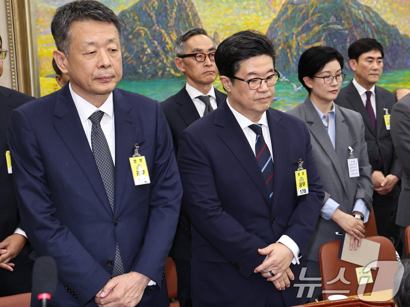 본문 이미지 - 김광일 홈플러스 대표이사(왼쪽)와 김병주 MBK파트너스 회장이 14일 오후 서울 여의도 국회에서 열린 정무위원회 국정감사에 증인으로 출석해 자리하고 있다. 2025.10.14/뉴스1 ⓒ News1 구윤성 기자