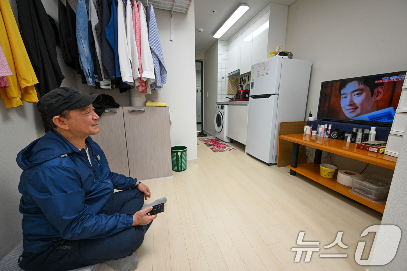 (서울=뉴스1) 안은나 기자 = 14일 오후 서울 중구 남대문 쪽방촌 임대주택 ‘해든집’에 입주한 김옥채(64)씨가 방송를 시청하고 있다. (공동취재) 2025.10.14/뉴스1