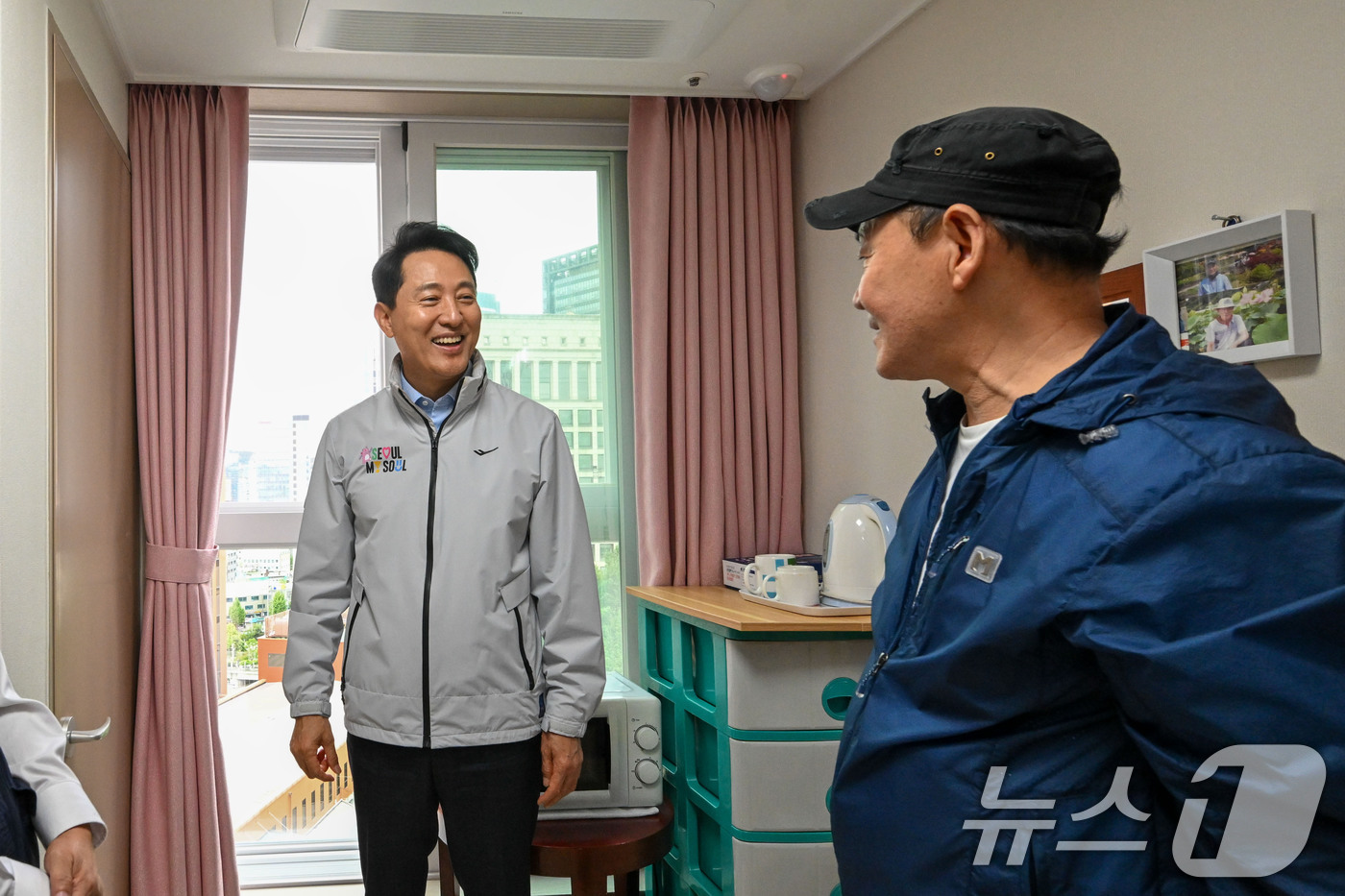 (서울=뉴스1) 안은나 기자 = 오세훈 서울시장이 14일 오후 서울 중구 남대문 쪽방촌 임대주택 ‘해든집’ 입주 축하 행사를 마친 뒤 입주민 김옥채(64)씨 방을 둘러보며 대화를 …