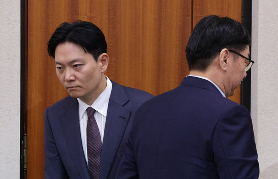이화영 '연어 술파티' 심리 본격화…배심원 1313호 현장검증