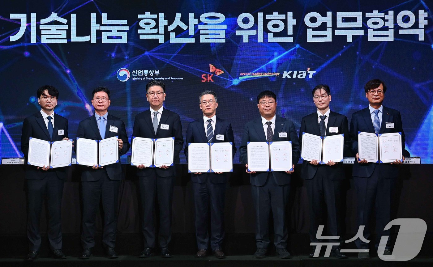 (서울=뉴스1) = 오승철 산업통상자원부 산업기반실장이 14일 서울 서초구 엘타워에서 열린 '2025년 산업통상부-SK그룹 기술나눔 행사'에 참석해 윤장석 SK수펙스추구협의회 부사 …