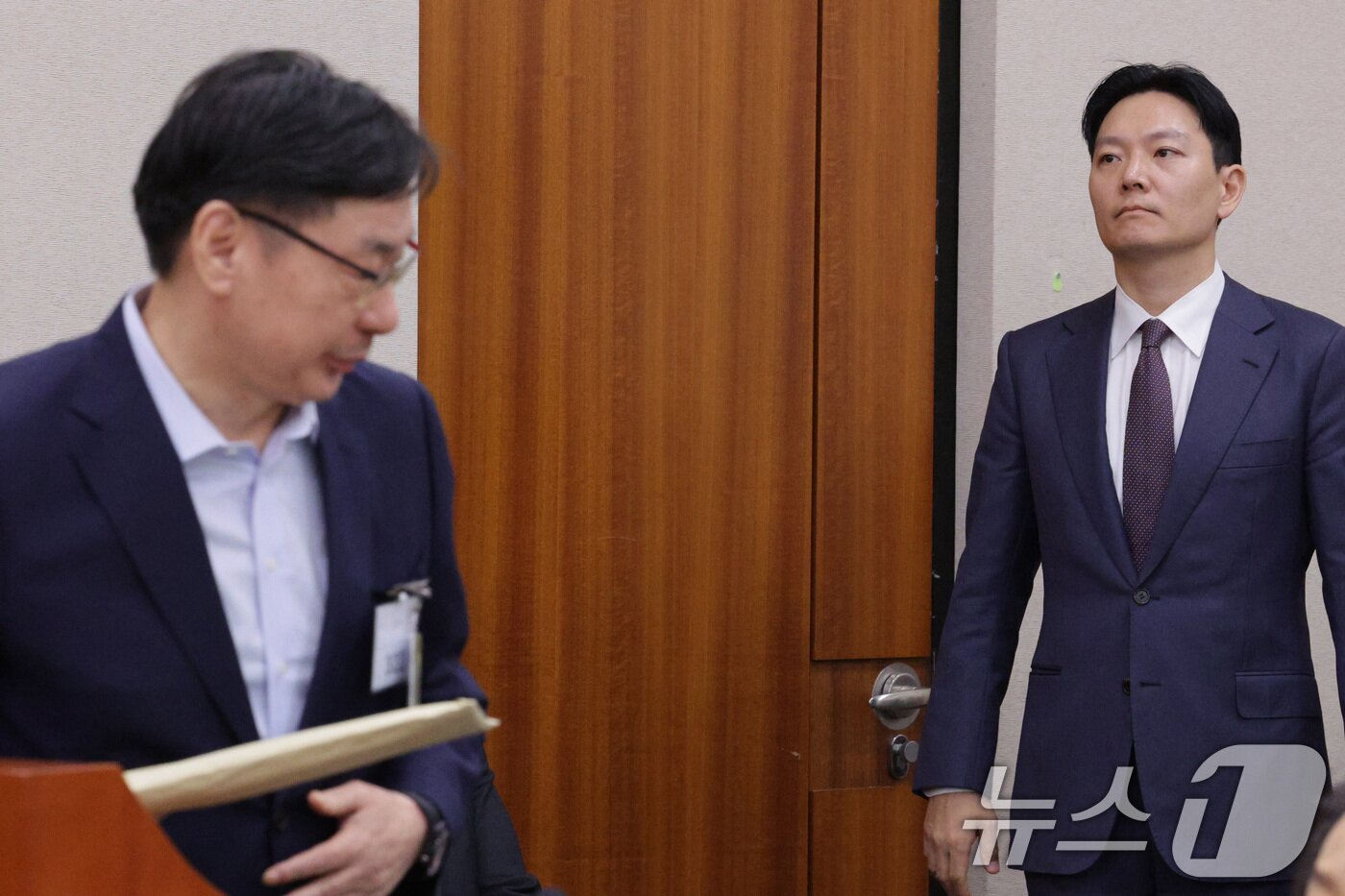 본문 이미지 - 이화영 전 경기도 평화부지사(왼쪽)가 14일 서울 여의도 국회 법제사법위원회에서 열린 법무부 등에 대한 국정감사에서 의원 질의를 마친 후 자신의 대북 송금 사건을 수사했던 박상용 법무연수원 교수를 지나치고 있다. 2025.10.14 ⓒ 뉴스1 신웅수 기자