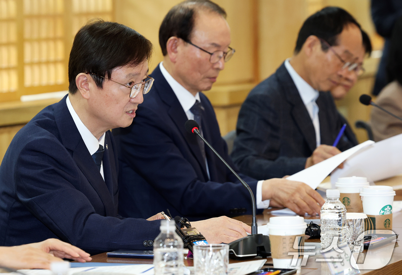 (서울=뉴스1) 오대일 기자 = 이찬진 금융감독원장이 14일 오후 서울 서대문구 한국공인회계사회에서 열린 회계법인 CEO 간담회에서 모두발언을 하고 있다. 2025.10.14/뉴스 …