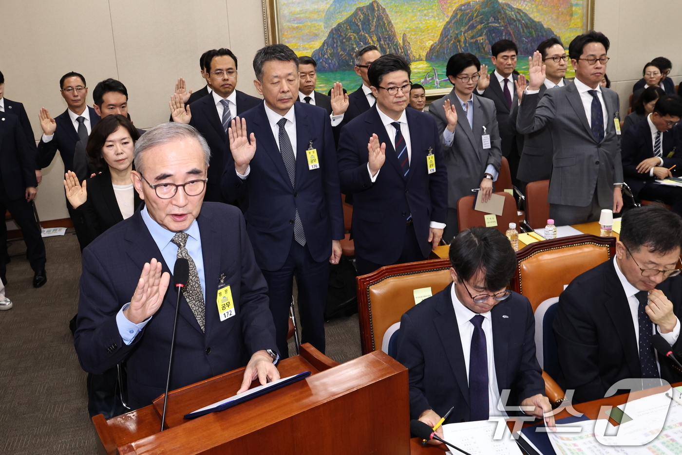 (서울=뉴스1) 구윤성 기자 = 김영섭 KT 대표이사와 김병주 MBK파트너스 회장, 조좌진 롯데카드 대표이사 등 증인들이 14일 오후 서울 여의도 국회에서 열린 정무위원회 국정감사 …