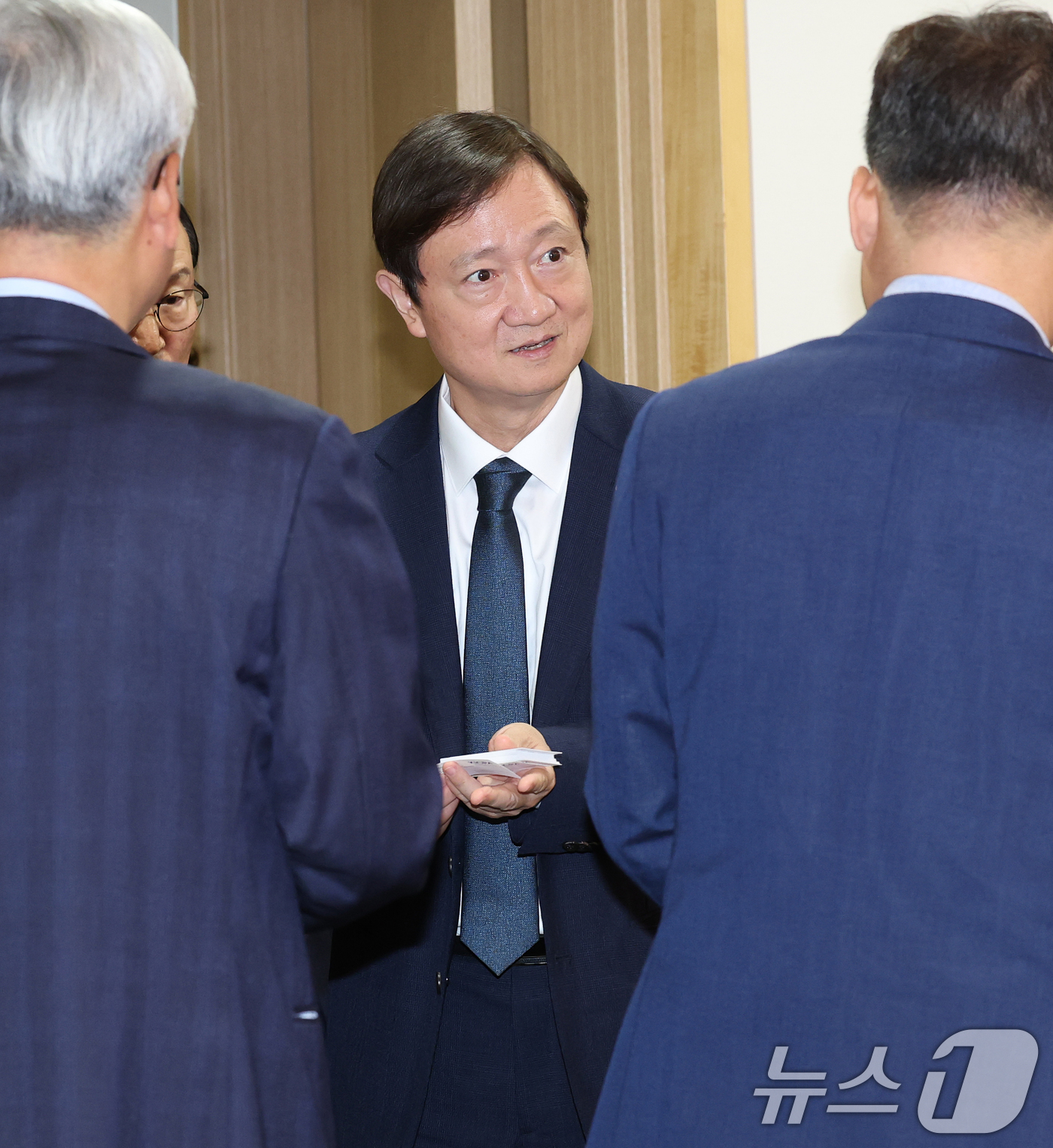 (서울=뉴스1) 오대일 기자 = 이찬진 금융감독원장이 14일 오후 서울 서대문구 한국공인회계사회에서 열린 회계법인 CEO 간담회에서 참석자들과 대화하고 있다. 2025.10.14/ …