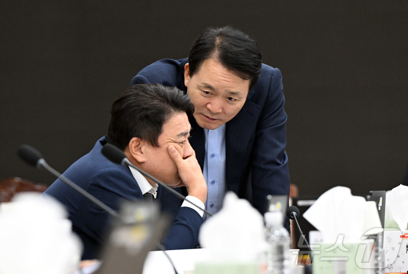 (서울=뉴스1) 국회사진기자단 = 성일종 국방위원장이 14일 서울 용산구 합동참모본부에서 열린 2025년 국정감사에서 부승찬 더불어민주당 간사와 대화를 나누고 있다. 2025.10 …