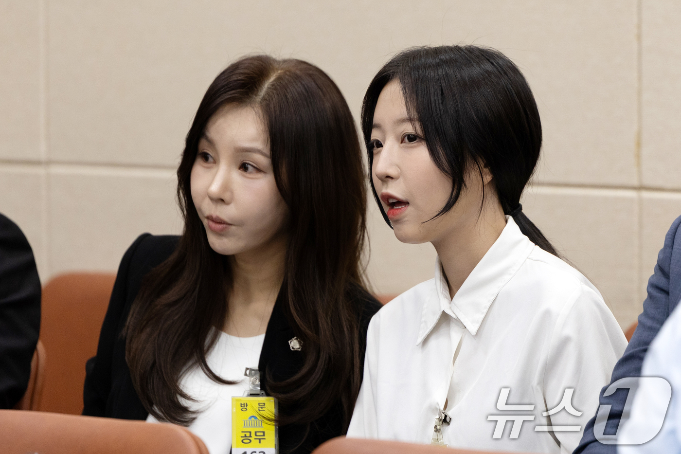 (서울=뉴스1) 이승배 기자 = 유튜버 쯔양(박정원)이 14일 서울 여의도 국회에서 열린 과학기술정보방송통신위원회 방송통신위원회 등에 대한 국정감사 출석해 변호사와 대화하고 있다. …