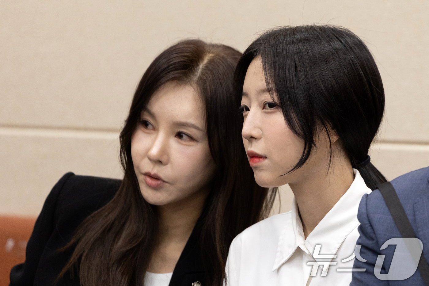 (서울=뉴스1) 이승배 기자 = 유튜버 쯔양(박정원)이 14일 서울 여의도 국회에서 열린 과학기술정보방송통신위원회 방송통신위원회 등에 대한 국정감사 출석해 변호사와 대화하고 있다. …