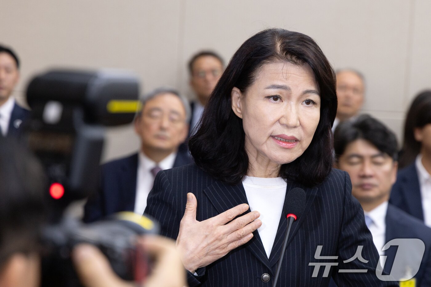 본문 이미지 - 이진숙 전 방송통신위원장이 14일 서울 여의도 국회에서 열린 과학기술정보방송통신위원회 방송통신위원회 등에 대한 국정감사에 출석해 의원 질의에 답변하고 있다. 2025.10.14/뉴스1 ⓒ News1 이승배 기자