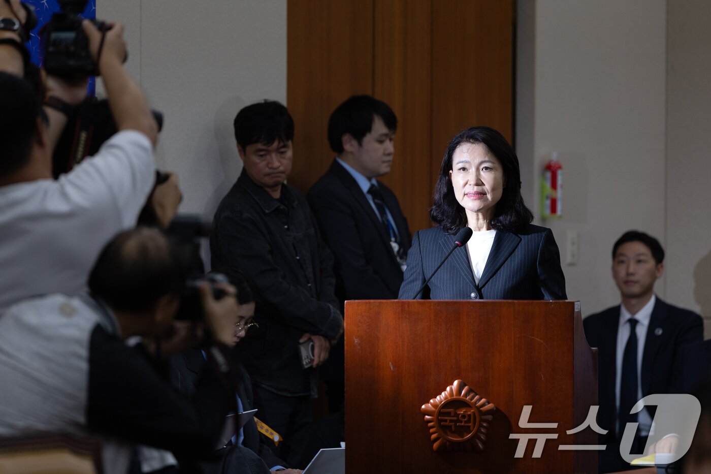 본문 이미지 - 이진숙 전 방송통신위원장이 14일 서울 여의도 국회에서 열린 과학기술정보방송통신위원회 방송통신위원회 등에 대한 국정감사에 출석해 의원 질의에 답변하고 있다. 2025.10.14/뉴스1 ⓒ News1 이승배 기자