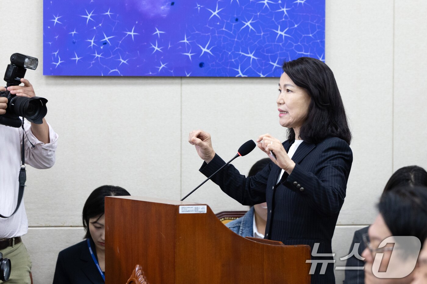 본문 이미지 - 이진숙 전 방송통신위원장이 14일 서울 여의도 국회에서 열린 과학기술정보방송통신위원회 방송통신위원회 등에 대한 국정감사에 출석해 의원 질의에 답변하고 있다. 2025.10.14/뉴스1 ⓒ News1 이승배 기자