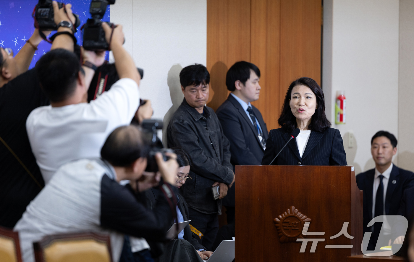 (서울=뉴스1) 이승배 기자 = 이진숙 전 방송통신위원장이 14일 서울 여의도 국회에서 열린 과학기술정보방송통신위원회 방송통신위원회 등에 대한 국정감사에 출석해 의원 질의에 답변하 …