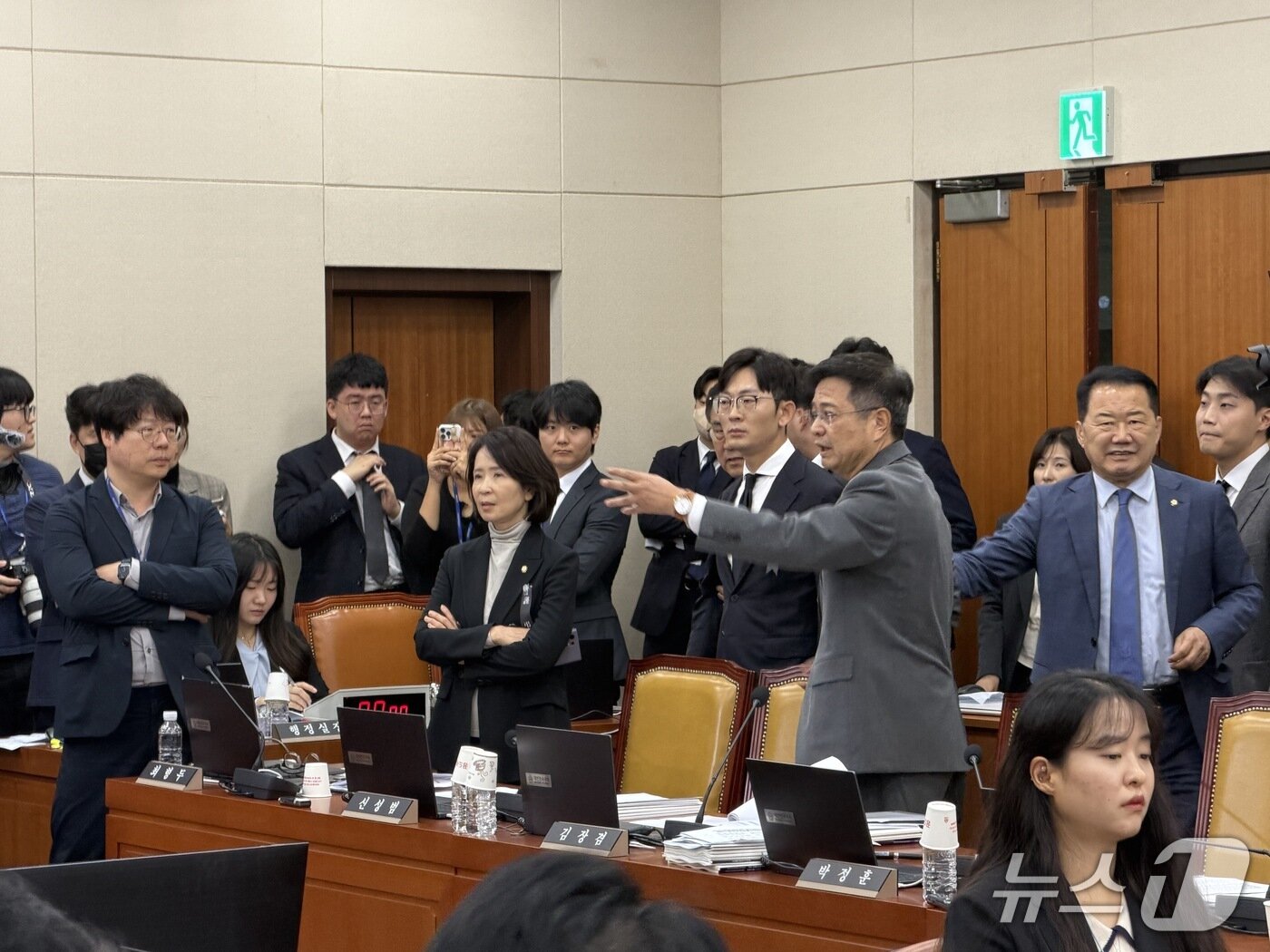 본문 이미지 - 국민의힘 의원들이 14일 국회 과학기술정보방송통신위원회 국정감사 도중 김우영 더불어민주당 의원이 박정훈 국민의힘 의원이 개인 정보가 포함된 문자를 공개하자 반발하는 모습 2025.10.14/뉴스1 ⓒ News1 김민수 기자