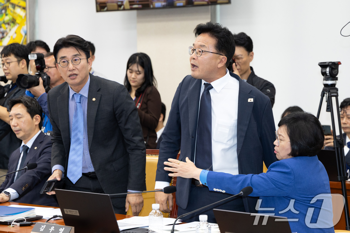 (서울=뉴스1) 이승배 기자 = 14일 서울 여의도 국회에서 열린 과학기술정보방송통신위원회 방송통신위원회 등에 대한 국정감사에서 김우영 더불어민주당 의원의 질의 중 박정훈 국민의힘 …