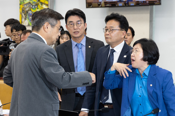 최민희·이진숙 싸움판에…과방위 증인·참고인 180명 절반 방치