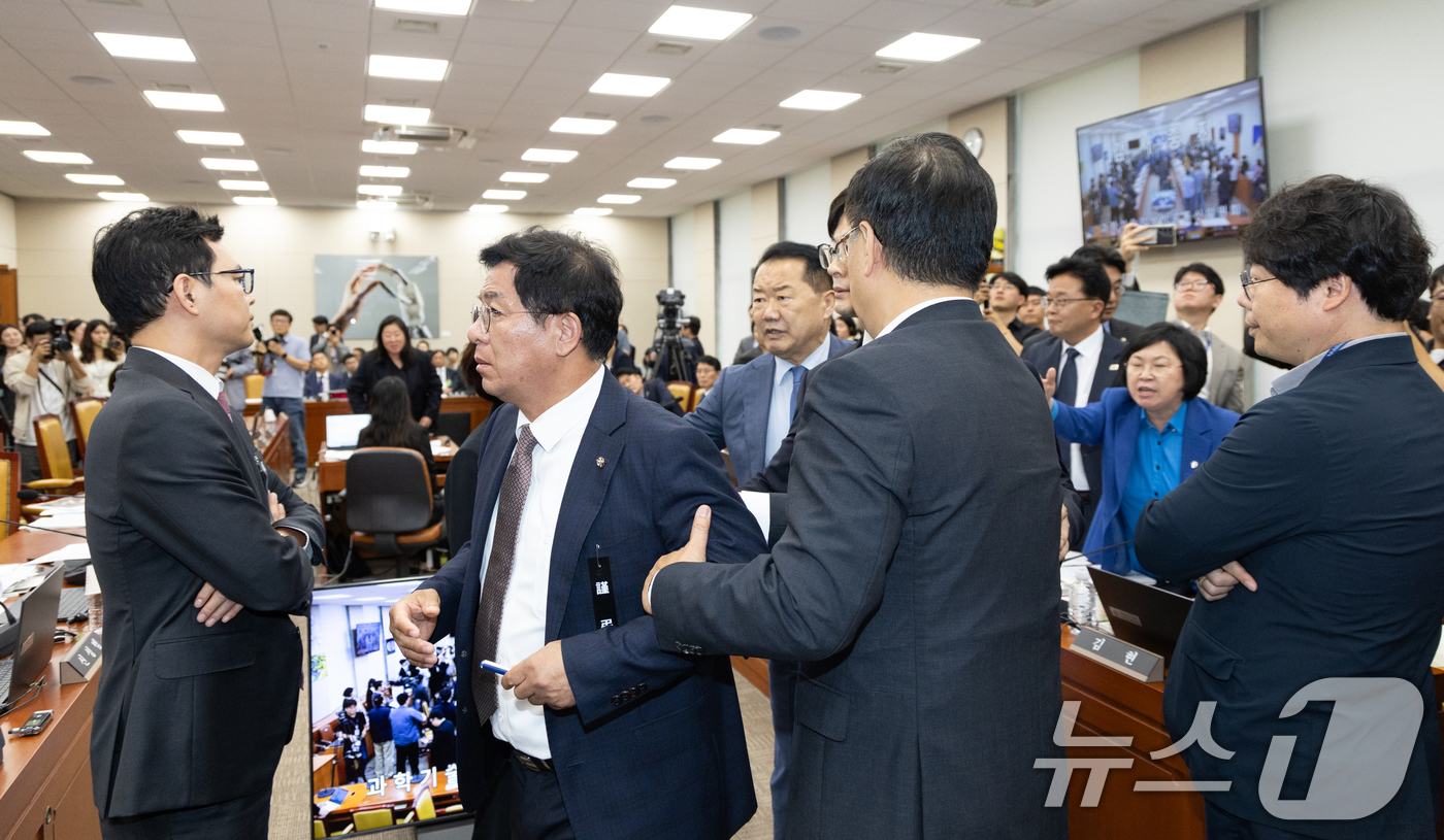 (서울=뉴스1) 이승배 기자 = 14일 서울 여의도 국회에서 열린 과학기술정보방송통신위원회 방송통신위원회 등에 대한 국정감사에서 김우영 더불어민주당 의원의 질의 중 박정훈 국민의힘 …