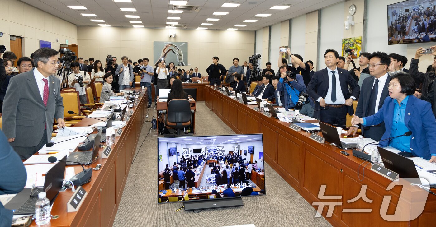 본문 이미지 - 14일 서울 여의도 국회에서 열린 과학기술정보방송통신위원회 방송통신위원회 등에 대한 국정감사에서 김우영 더불어민주당 의원의 질의 중 박정훈 국민의힘 의원의 문자메시지 공개와 관련해 여야 의원들이 설전을 벌이고 있다. 2025.10.14/뉴스1 ⓒ News1 이승배 기자