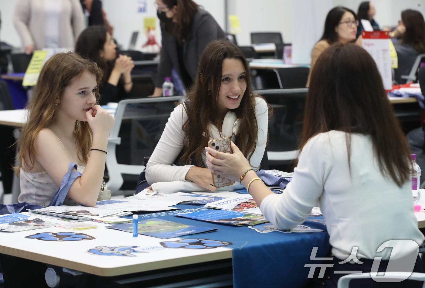 (부산=뉴스1) 윤일지 기자 = 14일 오후 부산 남구 국립부경대학교 부경컨벤션홀에서 열린 'PKNU 글로벌 유학박람회'에서 국제외국인학교 학생들이 입학 상담을 받고 있다.국립부경 …
