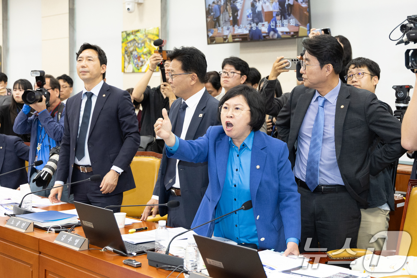 (서울=뉴스1) 이승배 기자 = 14일 서울 여의도 국회에서 열린 과학기술정보방송통신위원회 방송통신위원회 등에 대한 국정감사에서 김우영 더불어민주당 의원의 질의 중 박정훈 국민의힘 …