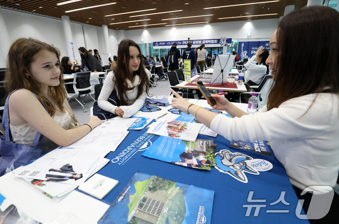 (부산=뉴스1) 윤일지 기자 = 14일 오후 부산 남구 국립부경대학교 부경컨벤션홀에서 열린 'PKNU 글로벌 유학박람회'에서 국제외국인학교 학생들이 입학 상담을 받고 있다.국립부경 …