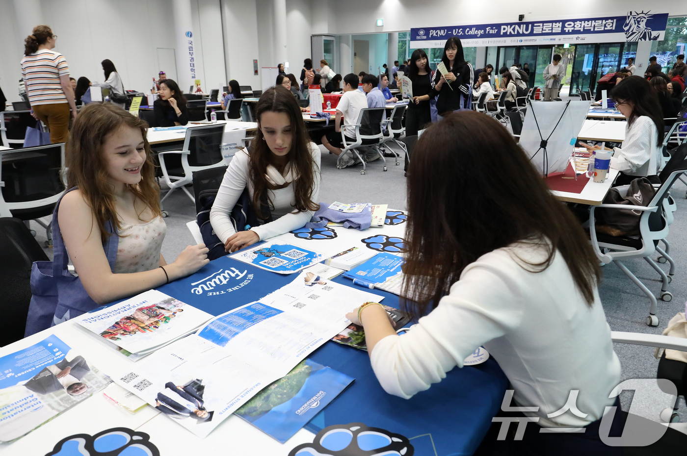 (부산=뉴스1) 윤일지 기자 = 14일 오후 부산 남구 국립부경대학교 부경컨벤션홀에서 열린 'PKNU 글로벌 유학박람회'에서 국제외국인학교 학생들이 입학 상담을 받고 있다.국립부경 …