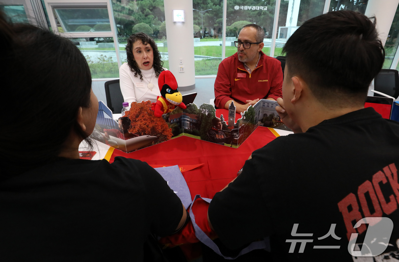 (부산=뉴스1) 윤일지 기자 = 14일 오후 부산 남구 국립부경대학교 부경컨벤션홀에서 열린 'PKNU 글로벌 유학박람회'에서 학생들이 입학 상담을 받고 있다.국립부경대와 미국 국무 …