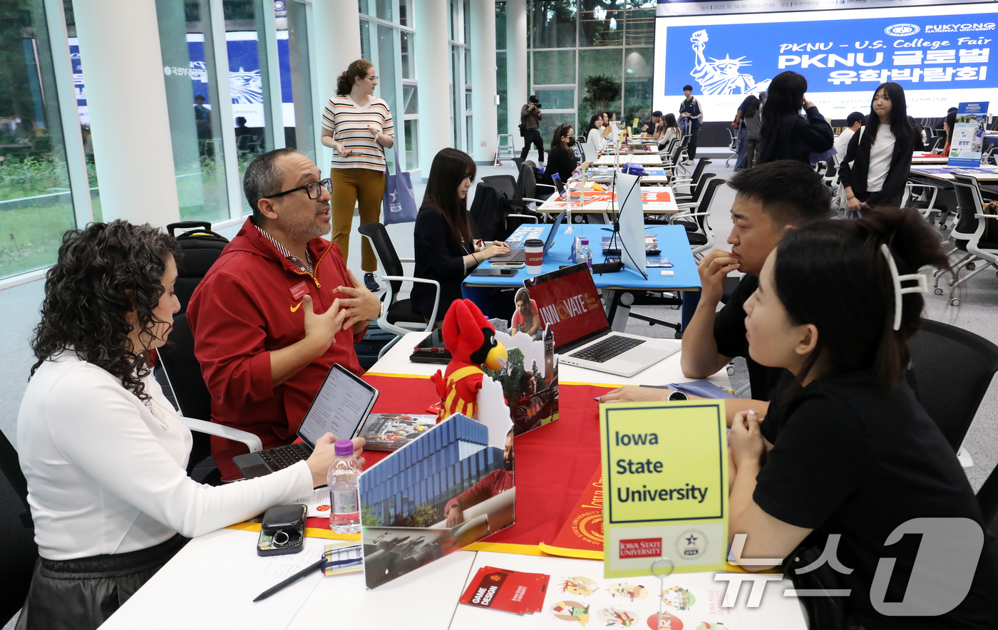 (부산=뉴스1) 윤일지 기자 = 14일 오후 부산 남구 국립부경대학교 부경컨벤션홀에서 열린 'PKNU 글로벌 유학박람회'에서 학생들이 입학 상담을 받고 있다.국립부경대와 미국 국무 …