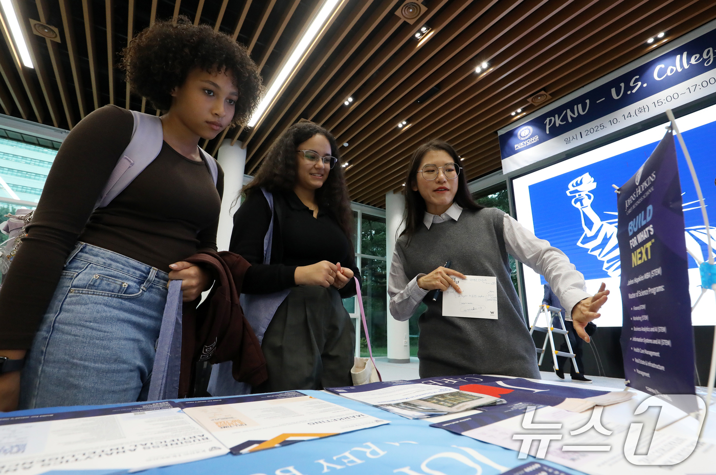 (부산=뉴스1) 윤일지 기자 = 14일 오후 부산 남구 국립부경대학교 부경컨벤션홀에서 열린 'PKNU 글로벌 유학박람회'에서 국제외국인학교 학생들이 입학 상담을 받고 있다.국립부경 …